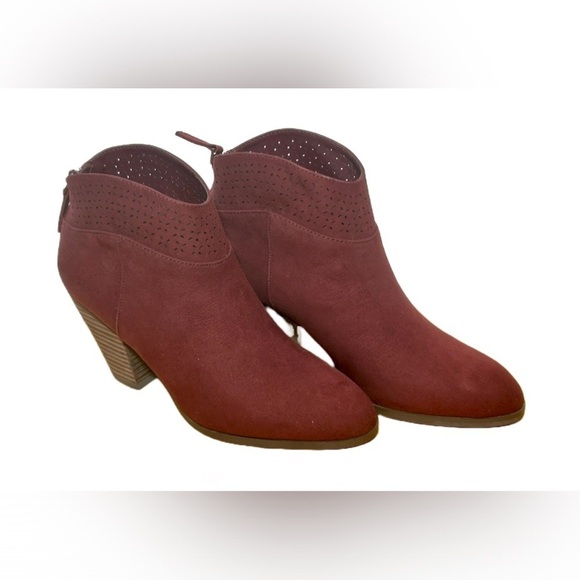 NWT Violet & Red Jackson Lazer Cut Topline Faux Suede Bootie in Burgundy Size 7M - Picture 2 of 16